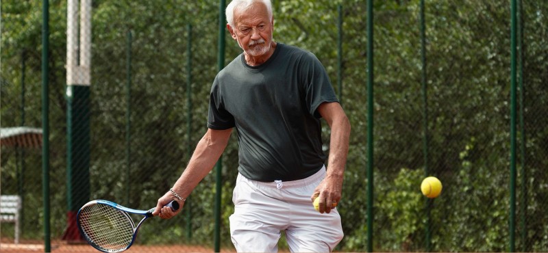Resultado de imagem para idosos jogando tênis